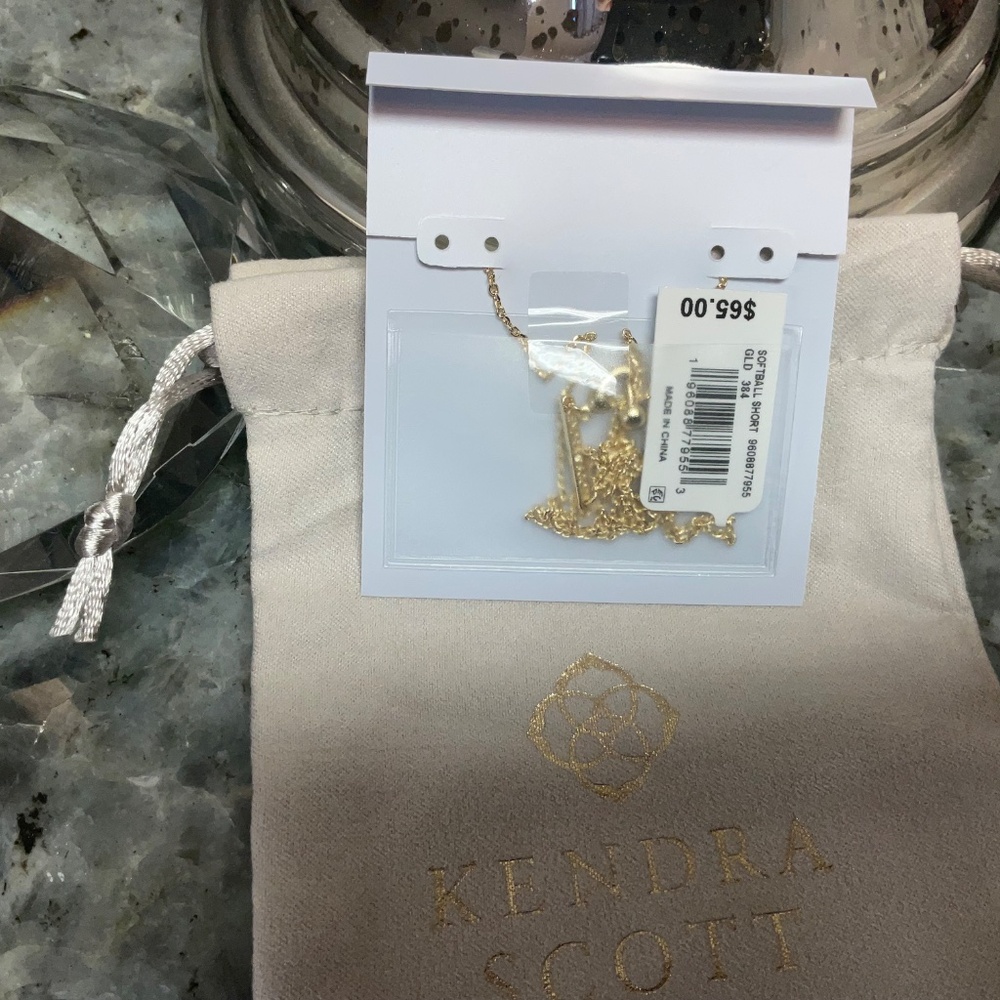 Kendra Scott Softball Gold Short Pendant Necklace in Chartreuse Magnesite - Picture 5 of 6